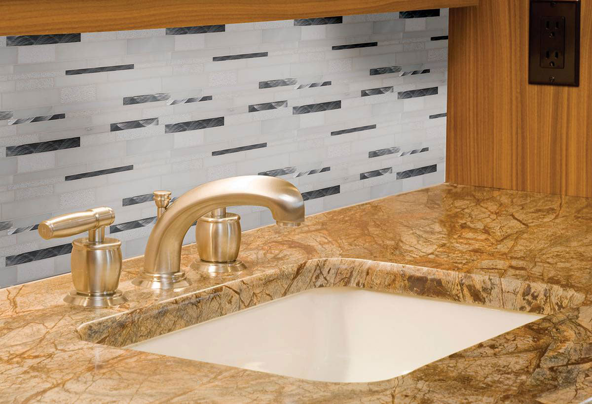 Moderno Blanco Glass & Metal Tile